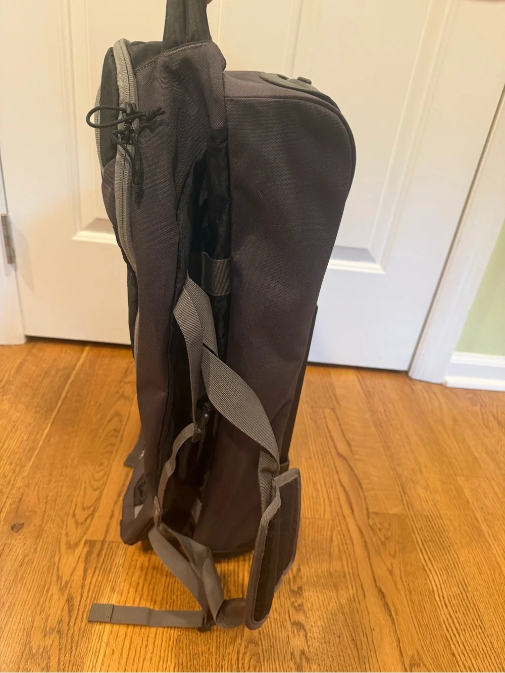 Eddie Bauer Black Rolling Commuter Duffle Bag Carry On Luggage 22